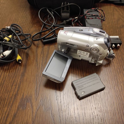 Canon DC100 dvd camcorder used with Sentio carrying bag