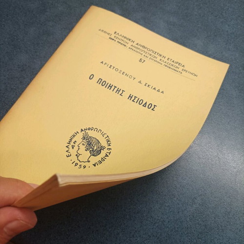 Book O Poiitis Hesiodos like new, 1972