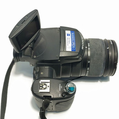 Sony Cyber-shot DSC-R1 camera with Carl Zeiss Vario-Sonnar T lens used