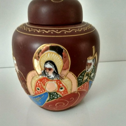 Japanese decorative items used, 2 plates and vase 13 cm high