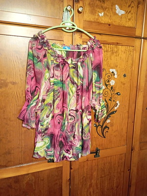 Multicolored shirt like new with gathers on sleeves and neckline