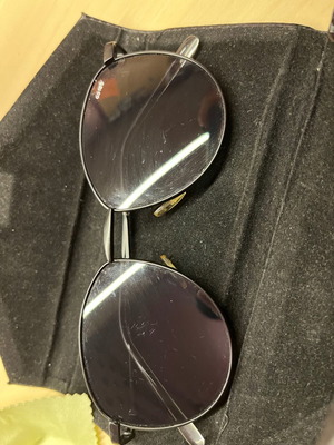 Sunglasses used with black thin frame