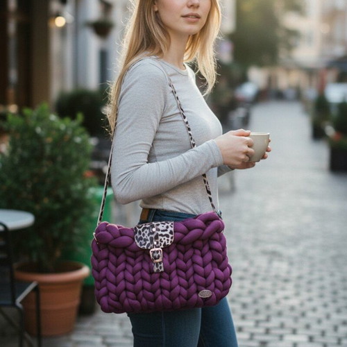 Shoulder bag handmade with marshmallow yarn, new, purple