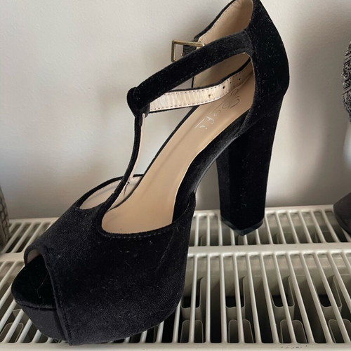 Women's velvet high-heeled sandals like new, size 36