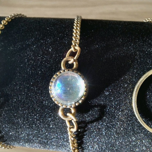 Bracelet new with gold chain and translucent stone