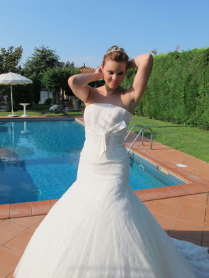 Wedding dress white with bust and full lace skirt like new