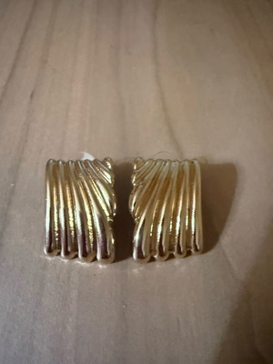 Gold earrings with wavy design new