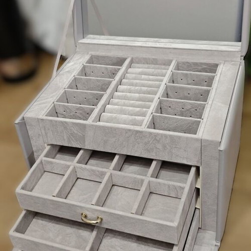Vlando Jewelry Box new with mirror, 4 levels, velvet lining