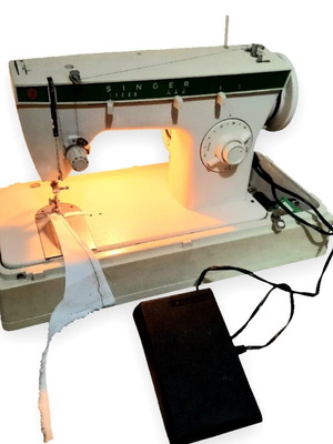 Singer sewing machine made in Brazil 220V like new with case and accessories