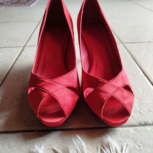 Set of size 40 pumps and satin bag like new, red