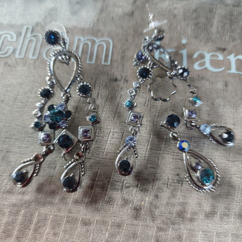 Earrings like new with perfect design, silver color
