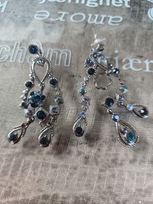 Earrings like new with perfect design, silver color