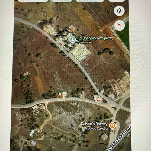 Land 1600 m² with two stables inside plan in Fokida