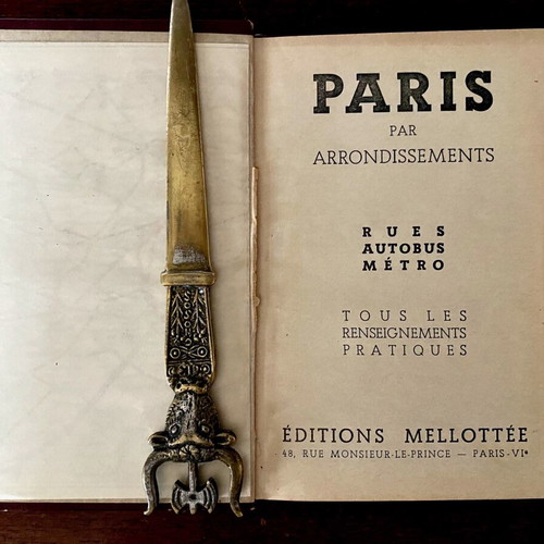 Old collectible Paris travel guide 1946 used, French