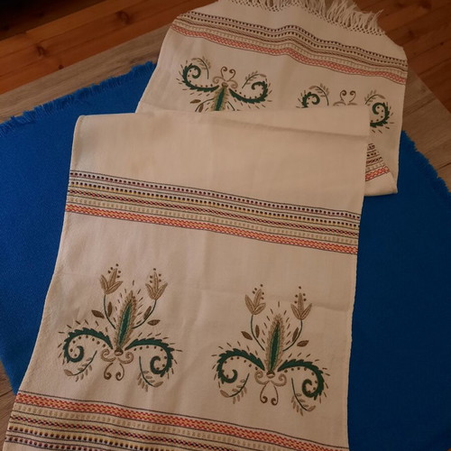 Handmade table runner set with gold thread embroidery