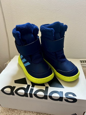 Adidas μποτάκι Winterplay μέγεθος 24 σαν καινούργιο, μπλε και κίτρινο