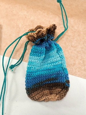 Handmade knitted pouch 18x9 cm crossbody with sea and beach colors