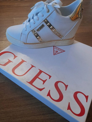 Guess παπούτσια καινούργια Νο38 άσπρα με το κουτί τους