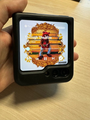 Samsung Galaxy Z Flip 5 512GB σαν καινούργιο, μαύρο, με 4 θήκες