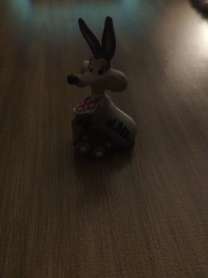 Coyote figure