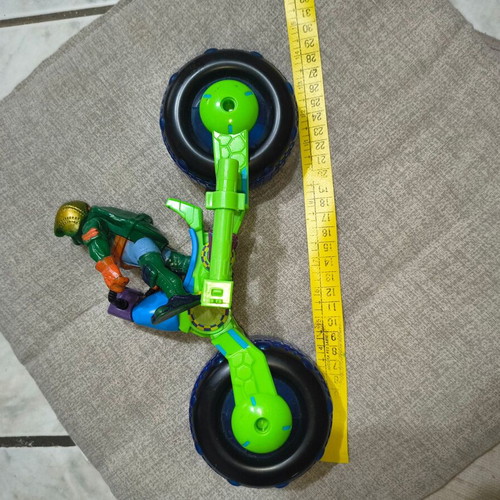 Tmnt Leonardo motorcycle toy with Leonardo figure used