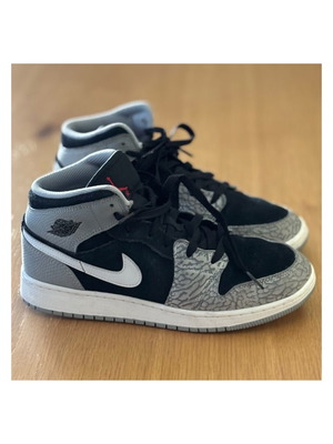 Air Jordan 1 Mid SE Elephant Print like new, size 38.5
