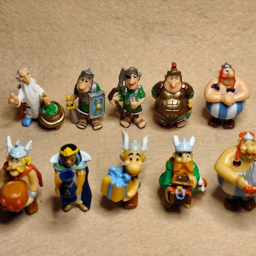 Rare collectible Asterix figures from Kinder set of 10 like new