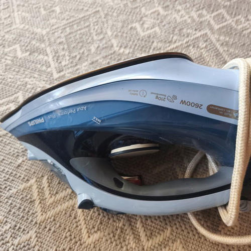 Philips Azur Performer Plus steam iron used with handle wear