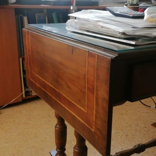 Wooden classic desk used with drawers and marquetry decoration