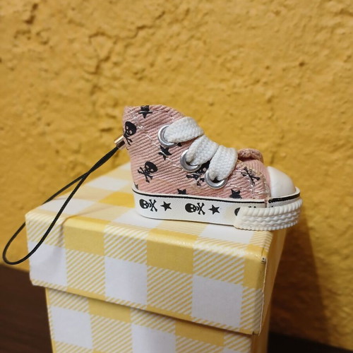 Vintage fabric mini shoe keychain used, pink with white skulls