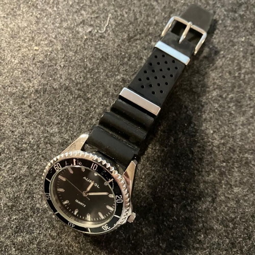 Men's battery watch used, black strap needs new battery