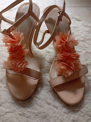 Colosseum pink sandals with flowers size 38 like new