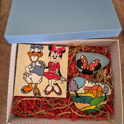 Giftbox with Minnie Mouse and Daisy Duck, 2 painted stones and 1 art card