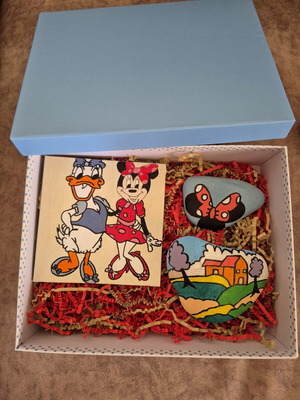 Giftbox with Minnie Mouse and Daisy Duck, 2 painted stones and 1 art card