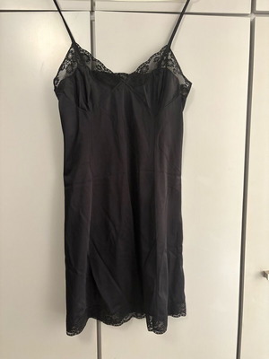 Μαύρο σατέν νυχτικό one size με δαντέλα σε εξαιρετική κατάσταση
