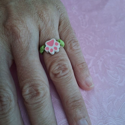 Elastic ring with decorative beads and paw