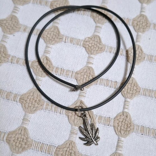 Rubber necklace with leaf used, black