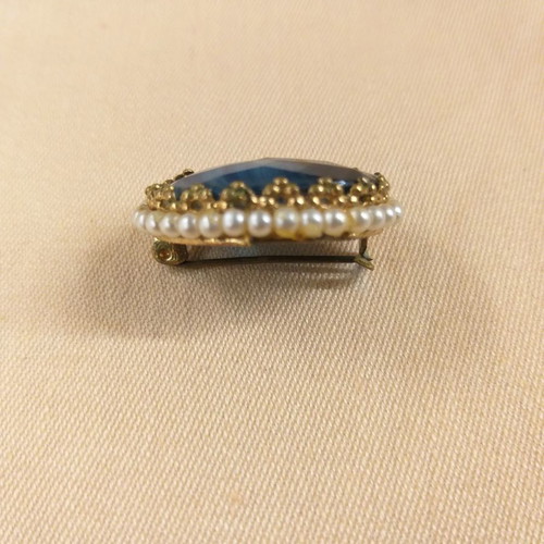 Oval small brooch with pearl border used, vintage