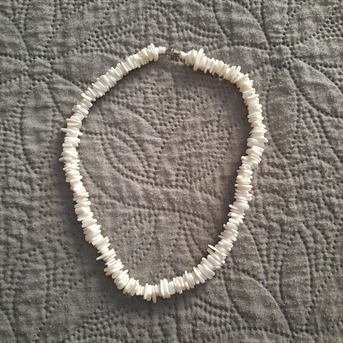 Shell necklace new with steel screw clasp, white beige