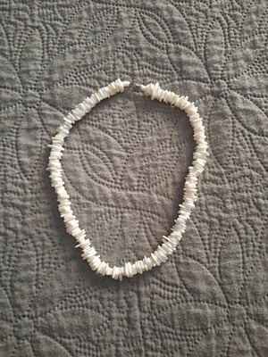 Shell necklace new with steel screw clasp, white beige