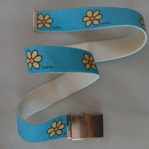 Fabric belt with daisy pattern like new, adjustable metal clip