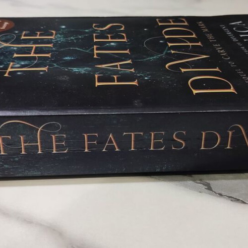 The Fates Divide book like new, Veronica Roth