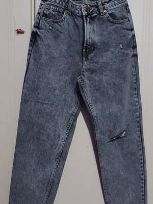 Mom Jeans Gray Used With Rip On One Knee Size M