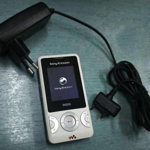 Sony Ericsson W205 Walkman used, white with original charger