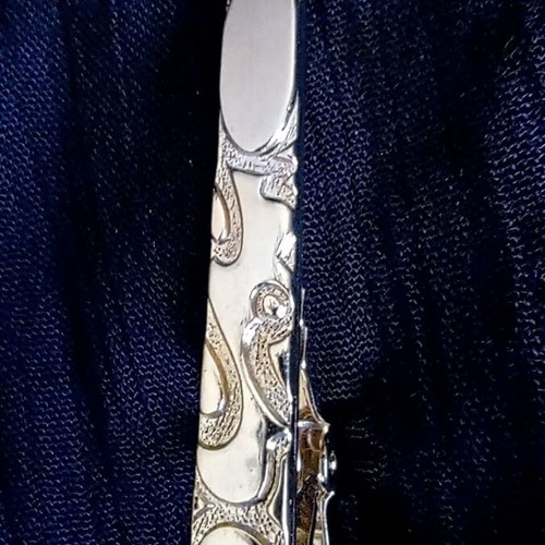 Vintage gold tie clip with embossed floral decoration, like new