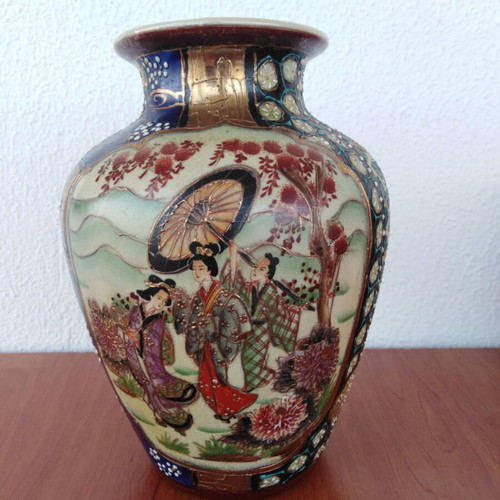 Satsuma Vase like new with rich hand-painted decoration
