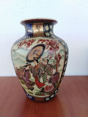 Satsuma Vase like new with rich hand-painted decoration