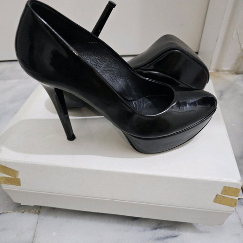 Bacali Collection pumps used, black patent leather 12cm heels