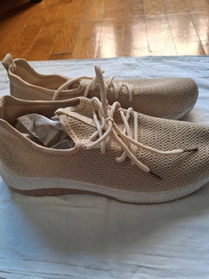 Beige athletic shoes size 40, new, breathable knit fabric