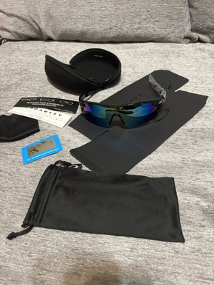 Oakley γυαλιά ηλίου με μπλε καθρεφτιζόμενους φακούς και μαύρο σκελετό, ποτέ φορεμένα